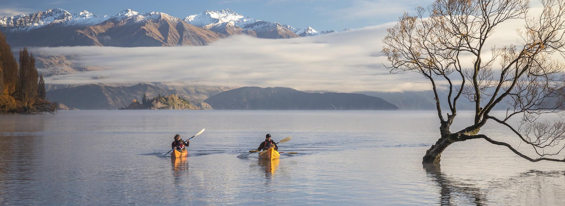 personnes en train de faire kayak sur le lac wanaka