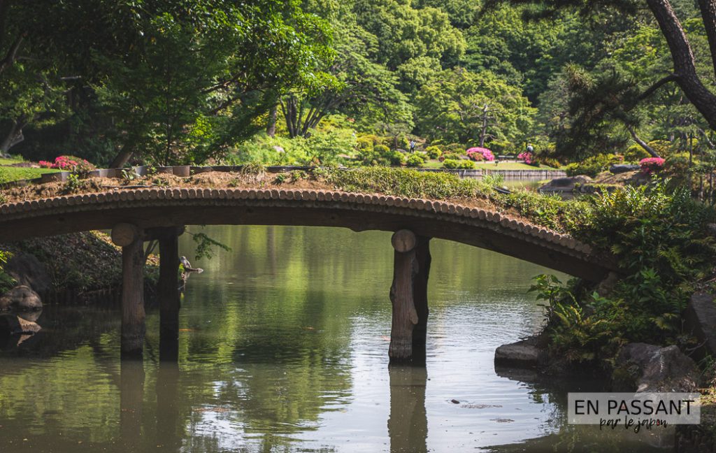 pont sur le lac au japon