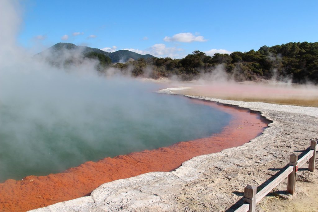 Geysers et lacs volcaniques à Rotorua
